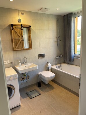 Hair dryer, towels, soap, shampoo - Ketzin Havel modern apartment with private garden, close to the water (ketzin)