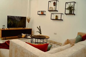 Living area - Soothing apartment with WiFi and Mt. Kenya view in charming Nanyuki (Nanyuki)