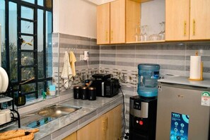 Fridge, microwave, oven, stovetop - Soothing apartment with WiFi and Mt. Kenya view in charming Nanyuki (Nanyuki)