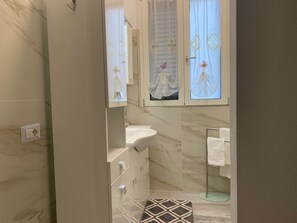 Asciugacapelli, bidet, asciugamani, carta igienica