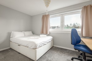 A bedroom with a bed, a desk, and a window. - Scooniehill (No 70) St Andrews (St Andrews)