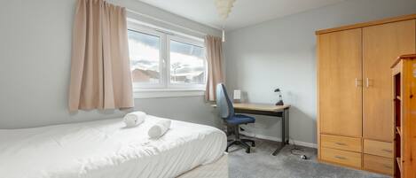3 Schlafzimmer, Schreibtisch, Bügeleisen/Bügelbrett, kostenloses WLAN