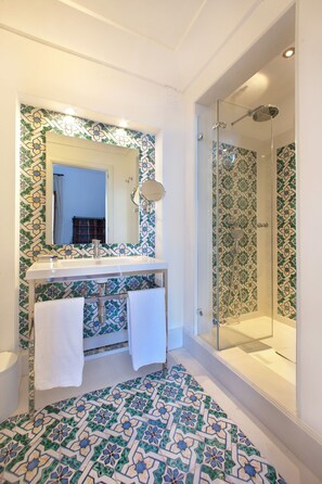 Regadera, secadora de cabello, bidet 