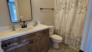 Secadora de cabello, toallas, jabón, papel de baño