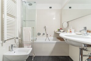 Douche, sèche-cheveux, bidet