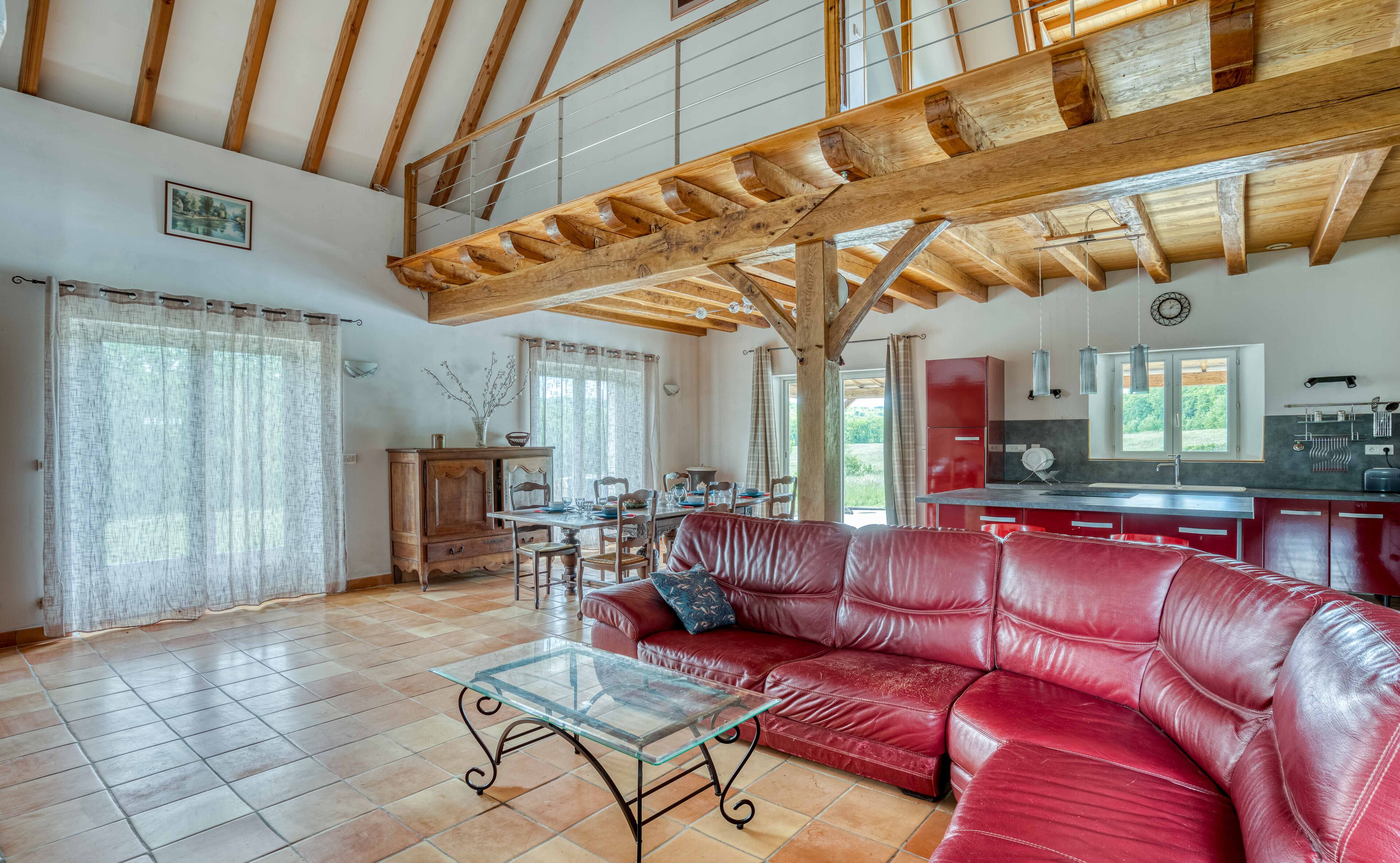 Télévision, cheminée, table de tennis de table