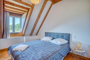 5 bedrooms, iron/ironing board, free WiFi, bed sheets