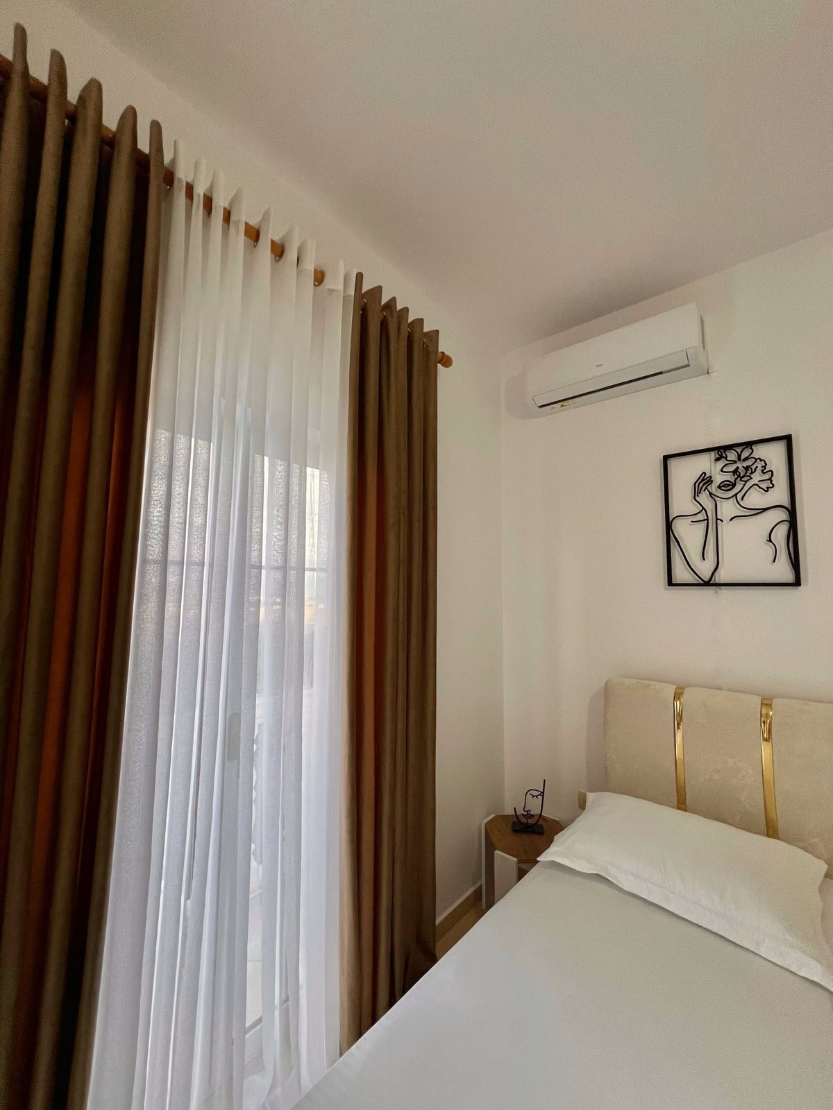 7 bedrooms, WiFi, bed sheets