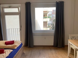 1 quarto, Wi-Fi de cortesia, roupa de cama