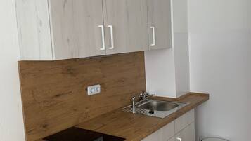 Fridge, stovetop, coffee/tea maker, electric kettle