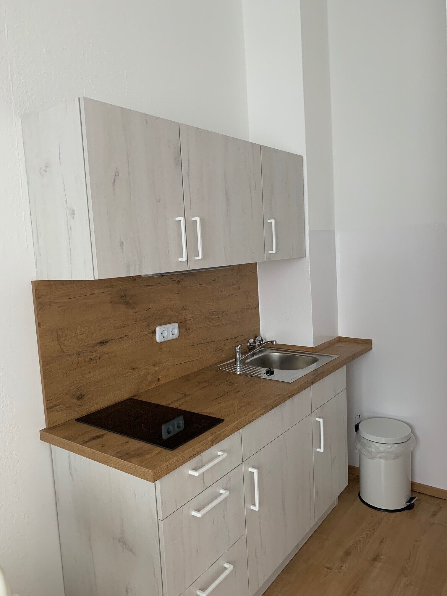Kühlschrank, Herdplatte, Wasserkocher mit Kaffee-/Teezubehör