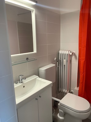 Douche, articles de toilette gratuits, sèche-cheveux