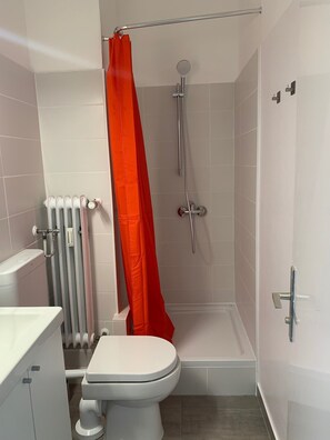 Douche, articles de toilette gratuits, sèche-cheveux