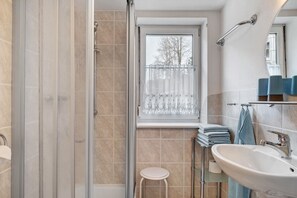 Dusche, Haartrockner, Handtücher