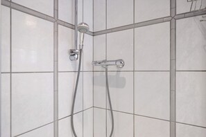 Bruser, hårtørrer, håndklæder