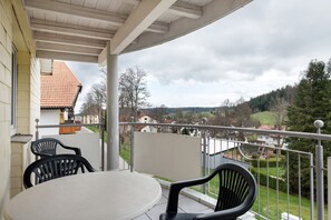Outdoor dining - Studio 'Hörnleberg, 80qm' with Balcony and Wi-Fi (Schönwald im Schwarzwald)