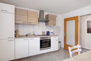 Horno, placa de cocina, cafetera/tetera, tetera/pava eléctrica