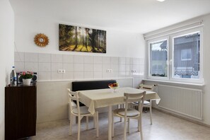 Dining - Studio 'Hörnleberg, 80qm' with Balcony and Wi-Fi (Schönwald im Schwarzwald)