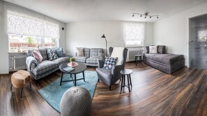 TV - Apartment 'Zierapfel' with Balcony and Wi-Fi (Immenstaad am Bodensee)