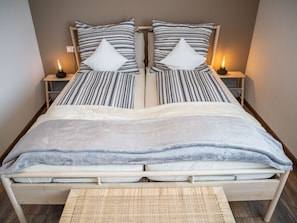 2 bedrooms, iron/ironing board, free WiFi, bed sheets