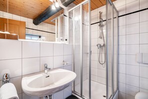 Douche, sèche-cheveux, serviettes fournies