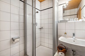 Dusch, hårtork och handdukar