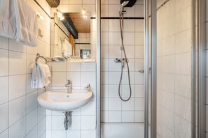 Dusch, hårtork och handdukar