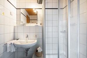 Shower, hair dryer, towels - Room 'Im Weinrestaurant 2' with Shared Garden and Wi-Fi (Coswig)