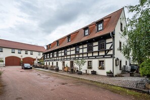 Exterior - Room 'Im Weinrestaurant 6' with Shared Garden and Wi-Fi (Coswig)