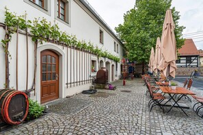 Outdoor dining - Room 'Vinotel 11' with Shared Garden, Wi-Fi and Air Conditioning (Coswig)