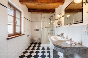 Dusche, Haartrockner, Handtücher