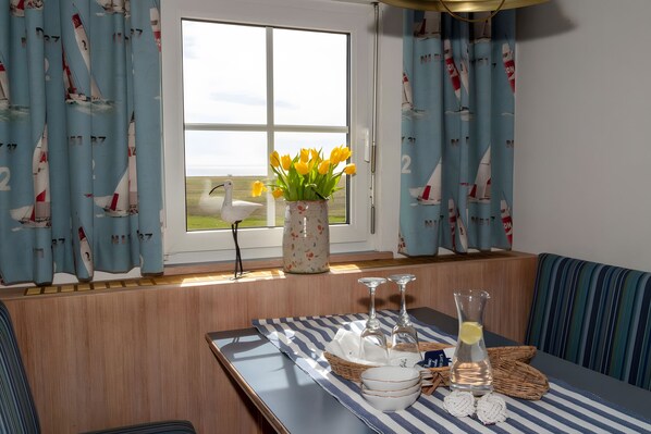 Dining - Apartment 'Möwe' with Sea View, Shared Terrace and Wi-Fi (Mönchgut)