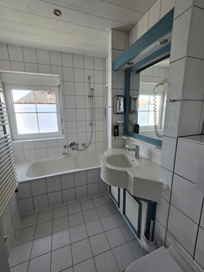 淋浴设施、吹风机、毛巾