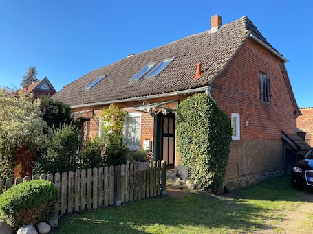 Exterior. Holiday Home 'Günther' with Shared Terrace, Private Garden and Wi-Fi
