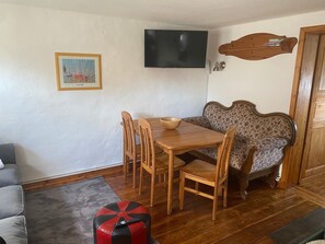 TV, caminetto, tavolo da ping pong, impianto stereo