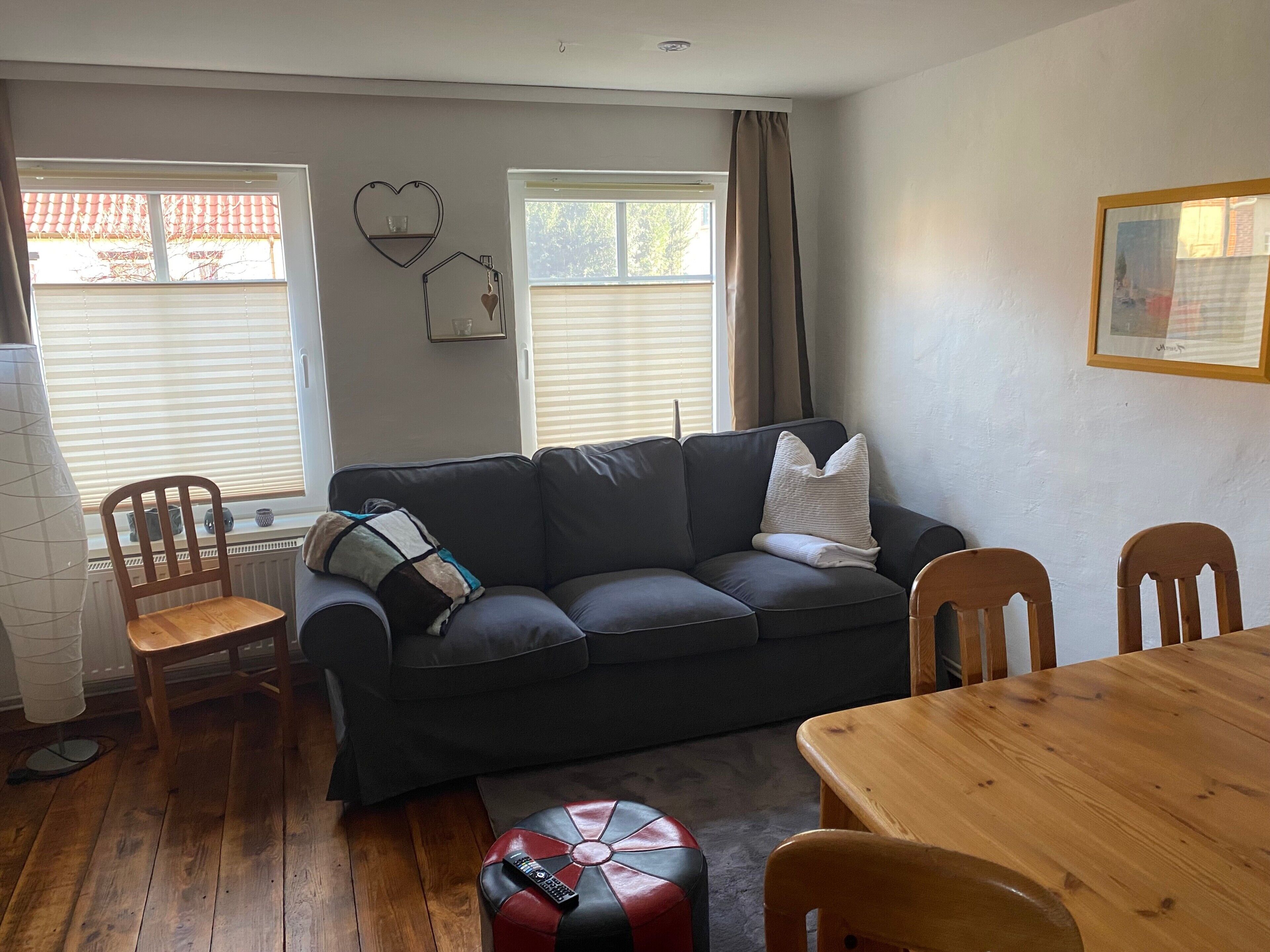 Tv, pejs, bordtennisbord, stereoanlæg