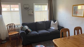 Tv, pejs, bordtennisbord, stereoanlæg