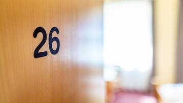 Primer plano de una puerta de madera con el número 26.