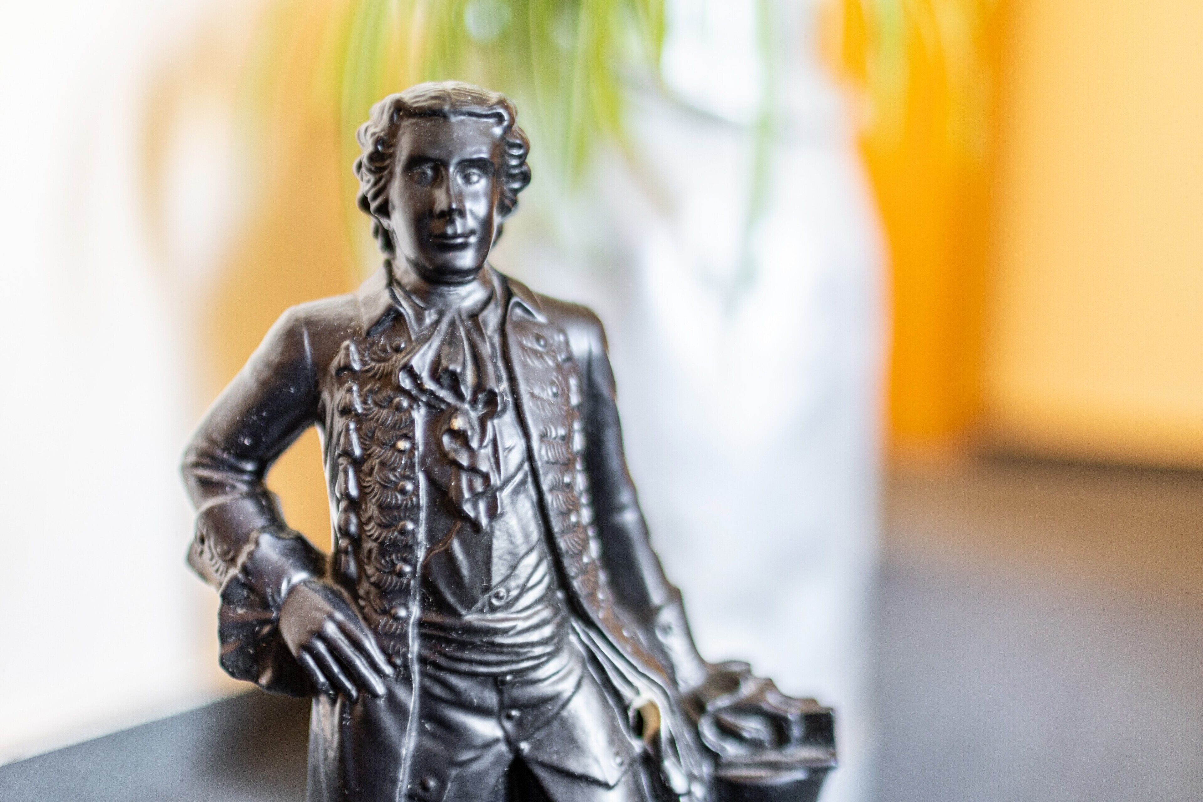 Een standbeeld van een historische figuur.