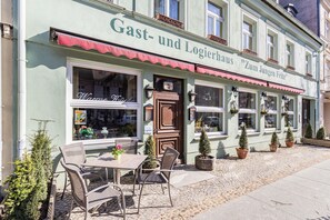 Outdoor dining - 'Doppelzimmer 5' with Wi-Fi (Rheinsberg)