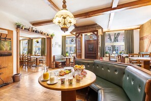 Dining - 'Doppelzimmer 5' with Wi-Fi (Rheinsberg)