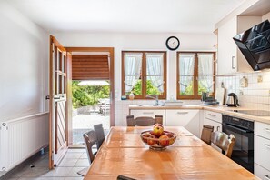 Fridge, microwave, oven, stovetop - Apartment 'Talblick' with Mountain View, Private Terrace and Wi-Fi (Wolfach)