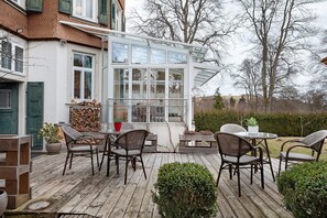 Outdoor dining - Holiday Apartment 'Bühlblick' with Shared Terrace, Garden and Wi-Fi (Lenzkirch)