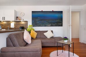 TV - Holiday Apartment 'Bühlblick' with Shared Terrace, Garden and Wi-Fi (Lenzkirch)