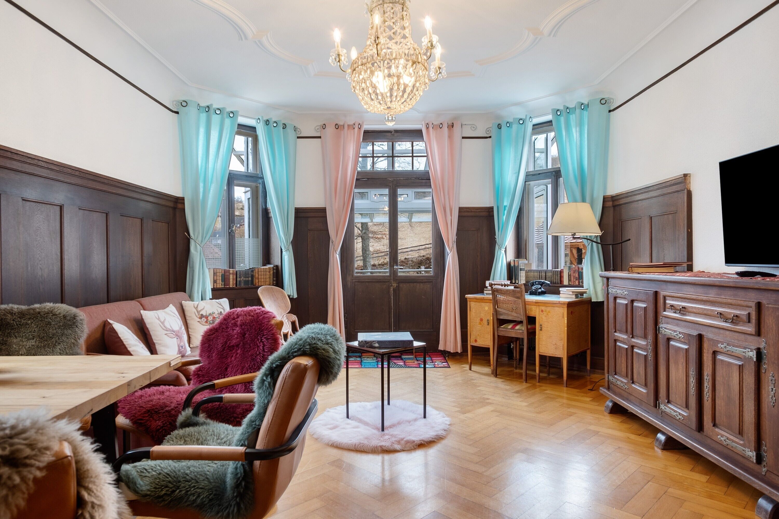 Télévision, cheminée