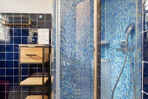 Shower, hair dryer, towels - Apartment 'Uwe's Stube' with Shared Terrace, Shared Garden and Wi-Fi (Lenzkirch)
