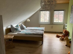3 bedrooms, iron/ironing board, free WiFi, bed sheets