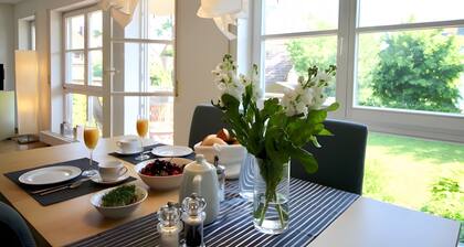 Ferienwohnung 'Am See' mit Privatterrasse, Gemeinschaftsgarten und Wi-Fi