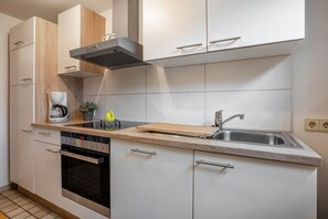 Fridge, oven, stovetop, dishwasher - Apartment 'Im Nebenhaus' with Private Terrace, Shared Garden and Wi-Fi (Lindau)