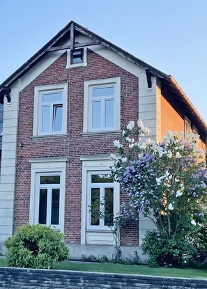 A two-story brick house with white-framed windows and a small porch. - Apartment 'Ferienwohnung Ankerleicht' with Shared Terrace, Shared Garden and Wi-Fi (Steinbergkirche)